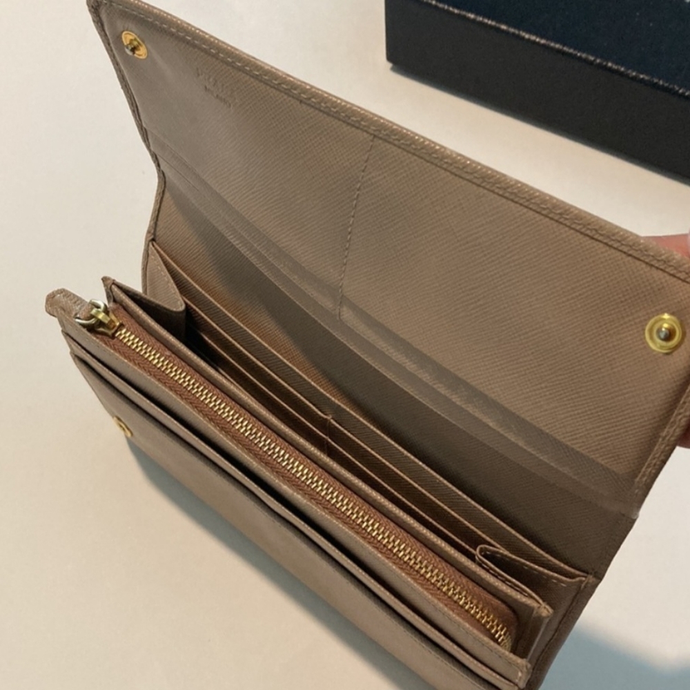 Prada Wallet - Picture 3 of 4